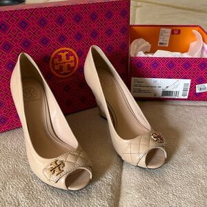 Tory Burch Tory beige. Leila 100mm open toe wedge-mestizo/quilted size 8